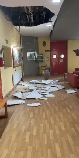 Techo caído en la residencia Santa Teresa de Oviedo, a la entrada del Hogar.