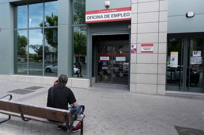 Archivo - Un hombre frente a las puertas de la oficina del SEPE de Méndez Álvaro, a 27 de abril de 2023, en Madrid (España). El paro subió en 103.800 personas entre enero y marzo, lo que supone un 3,4% más que en el trimestre anterior, mientras que la o