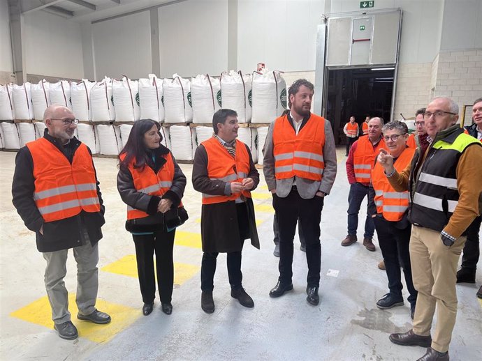 El delegado del Gobierno en Galicia, Pedro Blanco, visita la Cooperativa Aira de Taboada (Lugo)