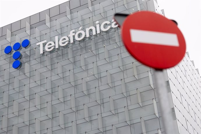 Una señal de prohibido frente a la sede de Telefónica, a 28 de noviembre de 2023, en Madrid (España). Telefónica ha trasladado a los sindicatos mayoritarios (UGT, CCOO y Sumados-Fetico) la propuesta de aplicar un Expediente de Regulación de Empleo (ERE) p