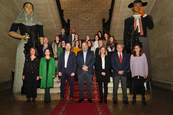 Foto de familia de la firma en el Ayuntamiento de Palma del Pacto para la Inclusión Social.