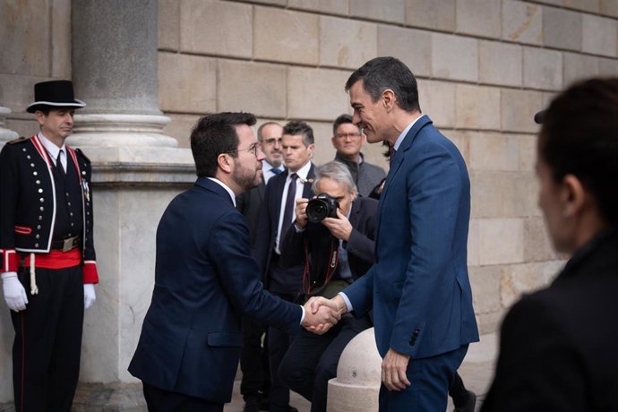 El presidente del Gobierno, Pedro Sánchez (d), y el president de la Generalitat de Catalunya, Pere Aragons (i), se saludan a su llegada a una reunión en el Palau de la Generalitat, a 21 de diciembre de 2023, en Barcelona, Catalunya (España). 