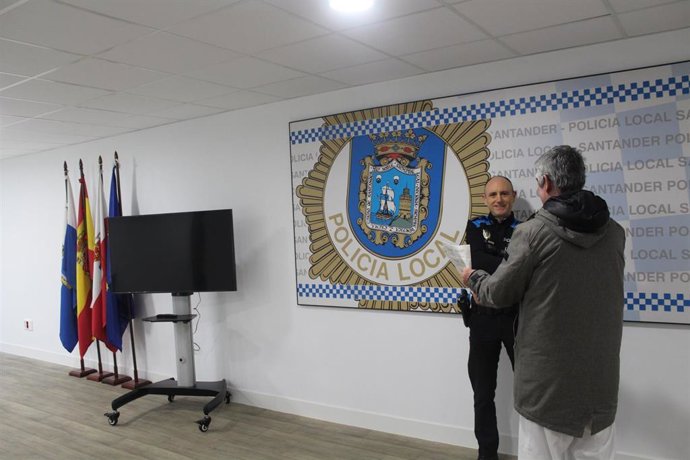 Entrega de los 30 décimos del Sorteo de Navidad perdidos a su propietario.