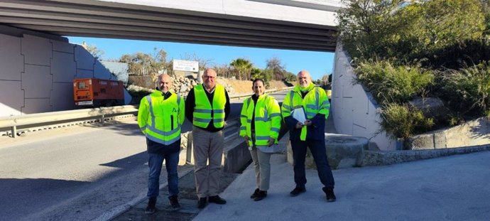 Granados (2 dcha.) en la visita a las obras en la A-3132.