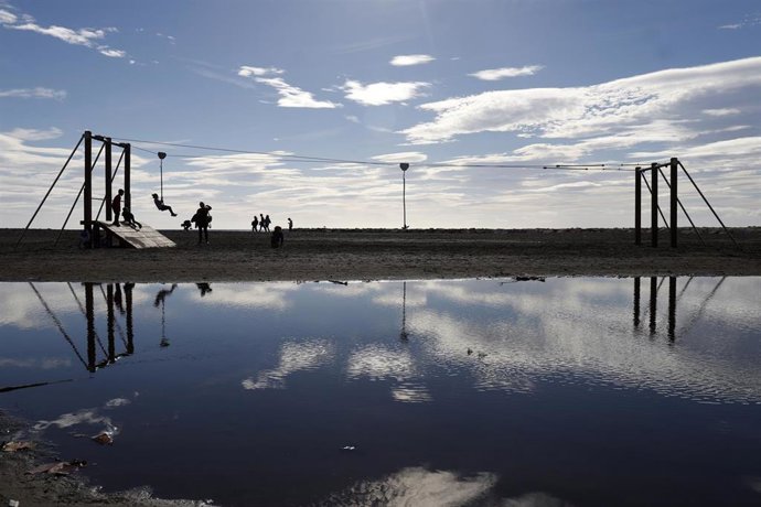 Archivo - Malagueños, turistas y visitantes llenan las calles de Málaga en la playa de Pedregalejo