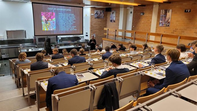 Andalucía Trade ha organizado una cata de aceite de oliva virgen extra (AOVE), en colaboración con las principales escuelas de hostelería en Bélgica, la Ter Duinen de Koksijde (Flandes) y la Vives de Brujas, que ha tenido lugar en la sede de la primera.