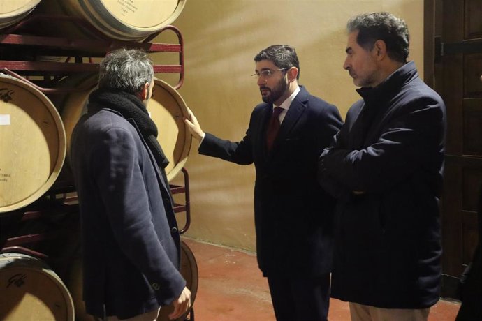 El vicepresidente segundo del Gobierno de Aragón, Alejandro Nolasco, y el presidente de Grandes Vinos, Javier Ruiz.