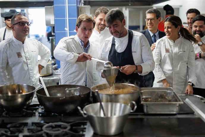 El alcalde de Madrid, José Luis Martínez-Almeida l cocinero Fernando del Cerro cocinan durante una visita a la sede de la Fundación José María de Llanos, a 21 de diciembre de 2023, en Madrid (España). La  Fundación José María de Llanos acoge hoy una de 