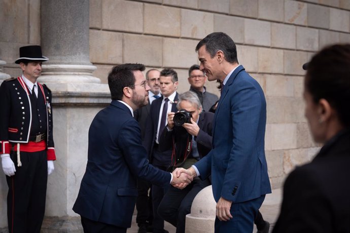 El president del Govern central, Pedro Sánchez (d), i el president de la Generalitat, Pere Aragons