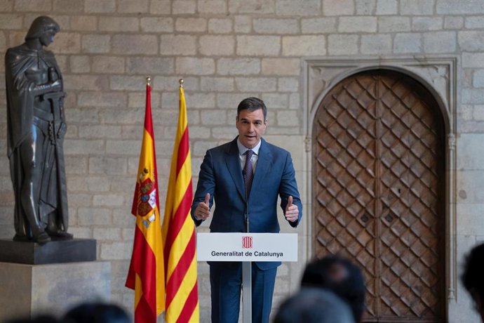El presidente del Gobierno, Pedro Sánchez, comparece tras su reunión con el president de la Generalitat de Catalunya, Pere Aragons, en el Palau de la Generalitat, a 21 de diciembre de 2023, en Barcelona, Catalunya (España). 