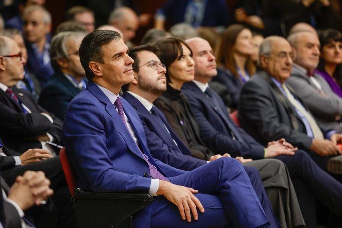 (I-D) El presidente del Gobierno, Pedro Sánchez, el president de la Generalitat de Catalunya, Pere Aragons, y la ministra de Ciencia, Innovación y Universidades, Diana Morant; durante la inauguración del superordenador MareNostrum 5, en el Barcelona Su