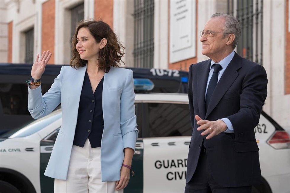 Archivo - El presidente del Real Madrid, Florentino Pérez, y la presidenta de la Comunidad de Madrid y candidata del PP a la reelección el próximo 28M, Isabel Díaz Ayuso, a su llegada para recibir al Real Madrid de Baloncesto, en Madrid (España).