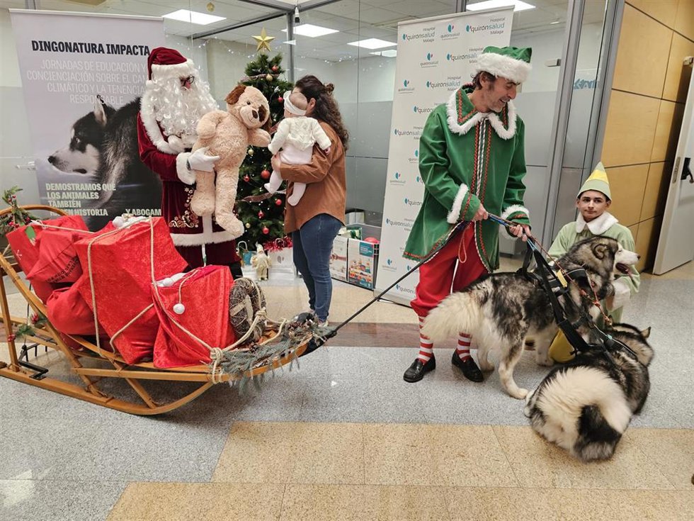 Papá Noel y sus perros de asistencia visitan a los pacientes de Quirónsalud Málaga.