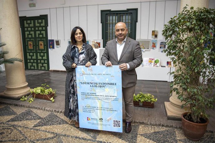 El delegado de Cultura en la Diputación de Córdoba, Gabriel Duque, con el cartel de la muestra.