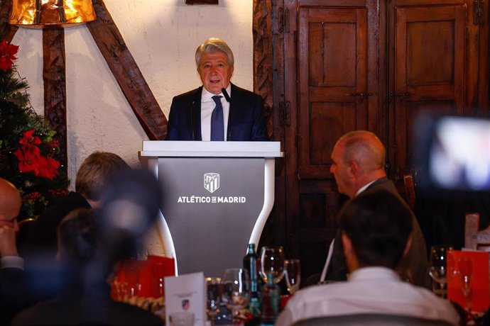 El presidente del Atlético de Madrid, Enrique Cerezo, en la comida navideña con los medios.