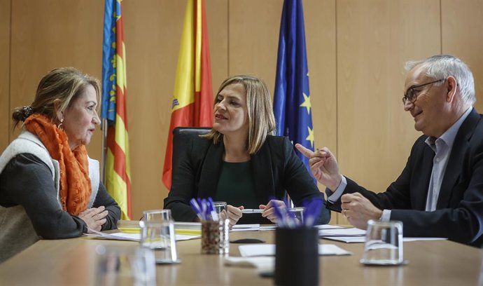 (I-D) La eurodiputada socialista Inmaculada Rodríguez-Piñero; la delegada del Gobierno, Pilar Bernabé y el comisionado del Gobierno para el Corredor Mediterráneo en España, Josep Vicent Boira, durante una reunión, en la Delegación del Gobierno