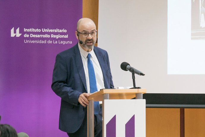 El director del Instituto Universitario de Desarrollo Regional y profesor titular del Departamento de Economía, Contabilidad y Finanzas, Juan José Díaz Hernández