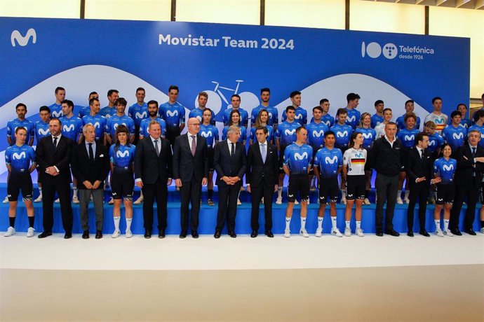 Foto de familia de la presentación de los equipos Movistar Team para 2024