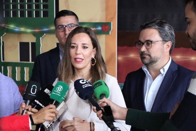 La consejera de Turismo y Empleo del Gobierno de Canarias, Jéssica de León, comparece ante los medios junto al alcalde de Santa Cruz de La Palma, Asier Antona