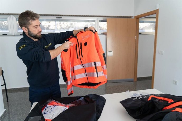 La Conselleria de Justicia e Interior distribuye a los Bomberos Forestales de la Generalitat los EPIS de meteorología adversa
