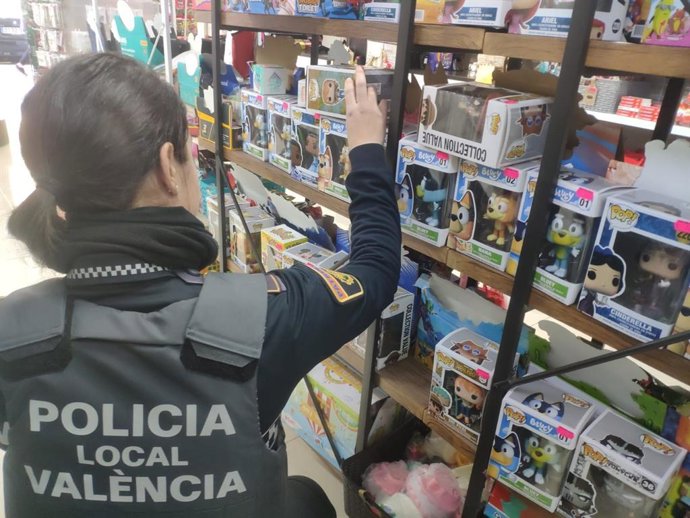 Decomissats més de mil productes falsificats en tres locals de Valncia