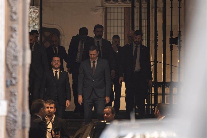El presidente del Gobierno, Pedro Sánchez (c), y el president de la Generalitat de Catalunya, Pere Aragonès (1i), conversan tras reunirse en el Palau de la Generalitat, a 21 de diciembre de 2023, en Barcelona, Catalunya (España). Este es el primer encuent