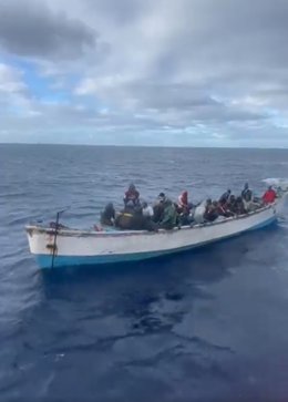Un cayuco con 56 personas migrantes a bordo, entre ellas 3 mujeres y 4 niños, ha llegado hoy jueves a la isla de El Hierro tras ser interceptado en alta mar por una embarcación de Salvamento Marítimo. Uno de los ocupantes fue ingresado grave