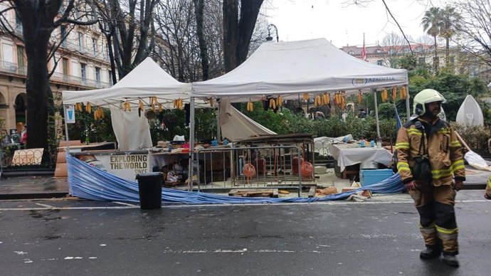 Puesto de talos en la plaza Gipuzkoa de San Sebastián afectado por un fuego