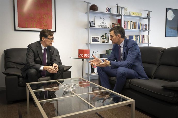 El presidente del Gobierno, Pedro Sánchez, y el primer secretario del PSC, Salvador Illa, reunidos en Barcelona