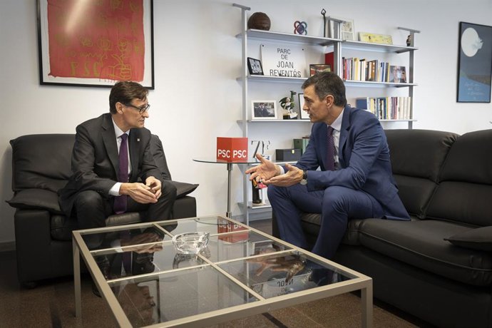 El president del Govern central, Pedro Sánchez (d), i el primer secretari del PSC, Salvador Illa