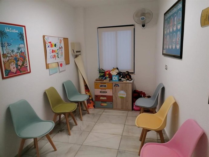 La Junta mejora las condiciones de confort en la sala de espera del Servicio de Protección de Menores de Huelva.