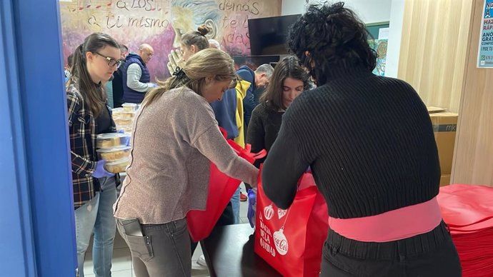 Coca-Cola en Granada reparte 665 comidas a familias vulnerables.