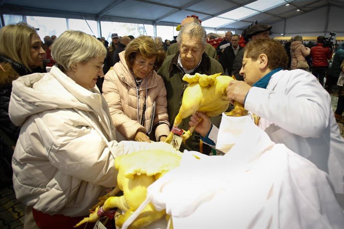 Varias personas observan los capones durante la celebración de la Feira do Capón, a 21 de diciembre de 2023, en Vilalba, Lugo, Galicia (España). Vilalba celebra hoy su tradicional Feira do Capón con la participación de 37 criadores y 1.238 ejemplares.