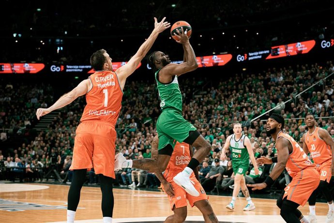 Archivo - Víctor Claver, durante un partido del Valencia Basket contra el Zalgiris Kaunas.