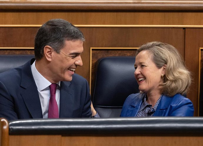 El presidente del Gobierno, Pedro Sánchez y la vicepresidenta primera y ministra de Economía, Nadia Calviño.