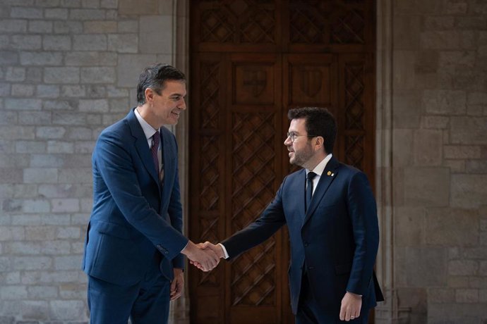El presidente del Gobierno, Pedro Sánchez (i), y el president de la Generalitat de Catalunya, Pere Aragons (d), se reúnen en el Palau de la Generalitat, a 21 de diciembre de 2023, en Barcelona.