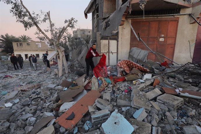 December 20, 2023, Dair El-Balah, Gaza Strip, Palestinian Territory: Palestinians inspect the damage to a residential building belonging following Israeli bombardment on Dair El-Balah central of Gaza Strip, on December 20, 2023,Image: 831060795, License: 