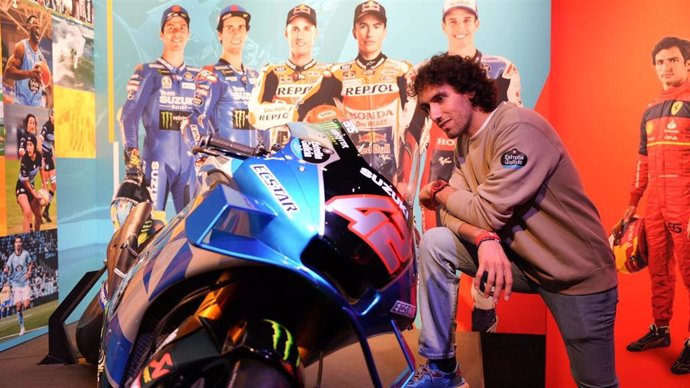 El piloto español de MotoGP Álex Rins en su visita a MEGA en A Coruña, posando con 'su' Suzuki