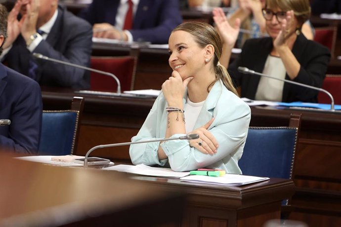 Archivo - La presidenta del Govern balear, Marga Prohens durante una sesión de control en el Parlament balear.