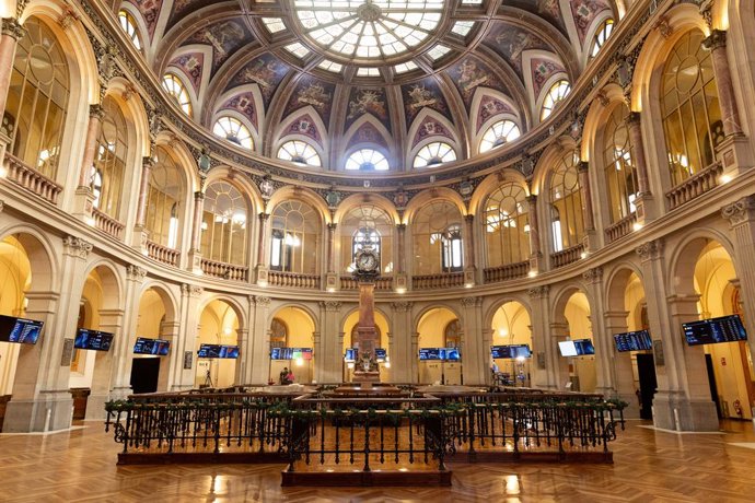 Palacio de la Bolsa, a 21 de diciembre de 2023, en Madrid (España). El Ibex 35 ha iniciado la sesión de hoy con una bajada del 0,32%, lo que ha llevado al selectivo a perder los 10.100 puntos y situarse en 10.068,6 enteros, en una jornada en la que se c