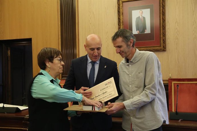 Diego Sánchez recibe el XLIX Premio de Poesía Antonio González de Lama
