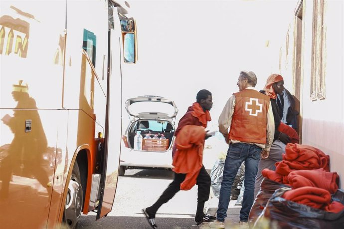 Archivo - Varios inmigrantes llegan a un albergue en El Hierro