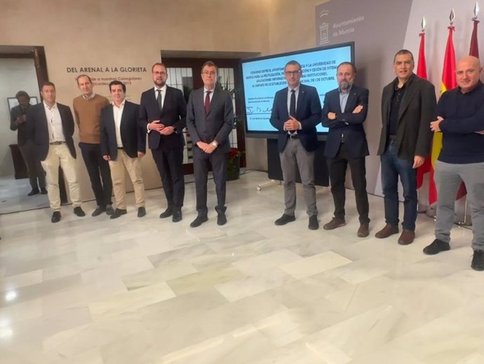 Rúbrica del convenio de colaboración entre el Ayuntamint de Murcia y la UMU para crear la 'Cátedra Smart City Murcia'