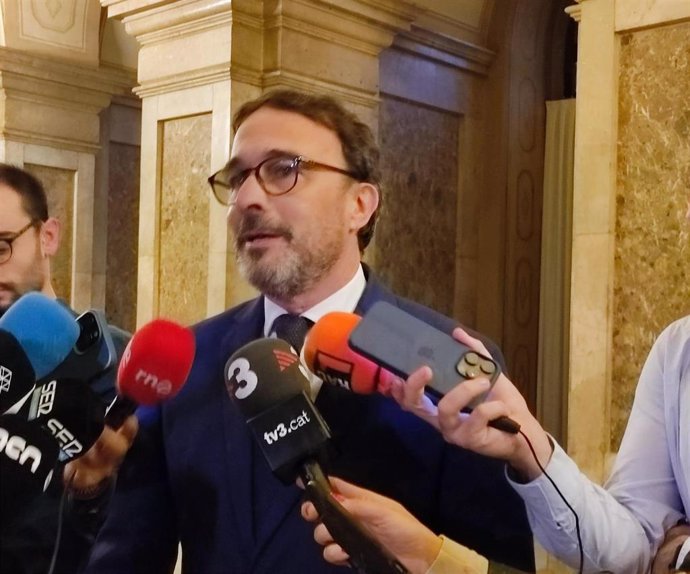 El portavoz de Junts, Josep Rius, en declaraciones en el Parlament