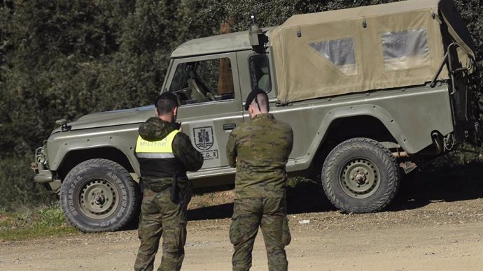 Militares acordonando el lugar donde buscan a dos militares desaparecidos de la base de Cerro Muriano. A 21 de diciembre de 2023, en Córdoba (Andalucía, España).