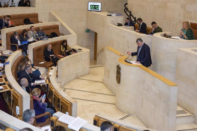 El consejero de Economía, Hacienda y Fondos Europeos, Luis Ángel Agüeros, interviene en el Parlamento