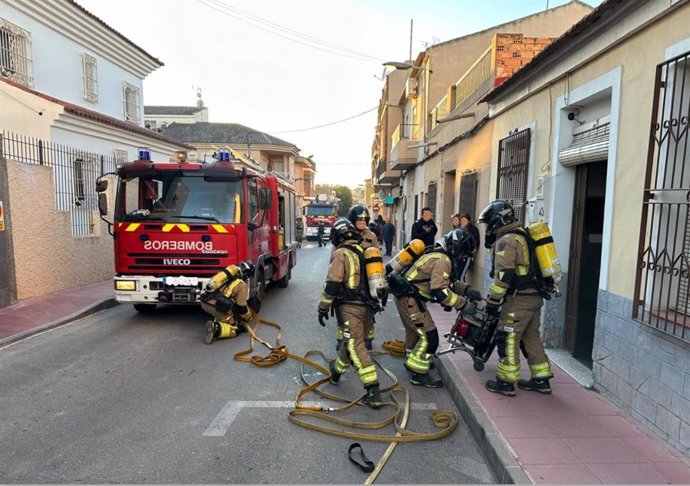 Bomberos extinguen un incendio originado en el patio de una vivienda en Molina de Segura