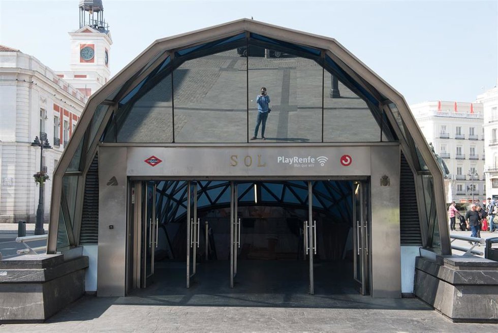 Archivo - Una de las salidas de la estación de metro y cercanías de Sol, 