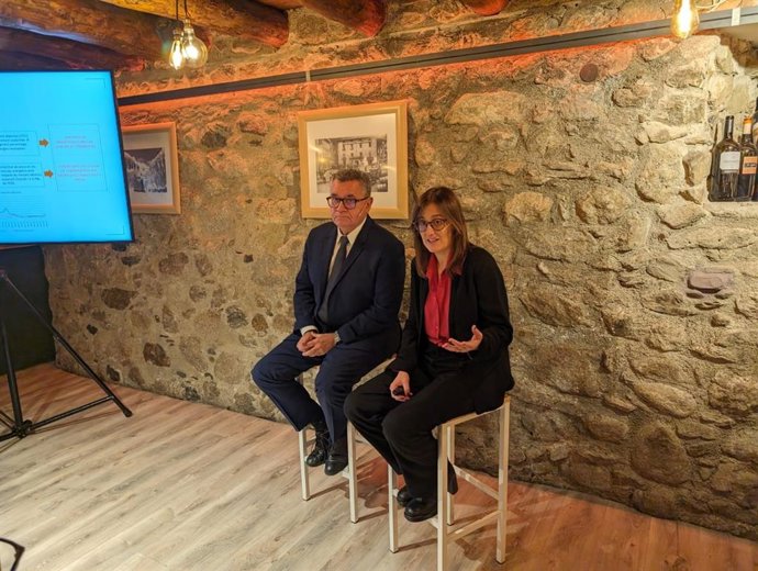 La directora financera de FEDA, Marta Suñé, i el director general de la companyia, Albert Moles, aquest dijous.