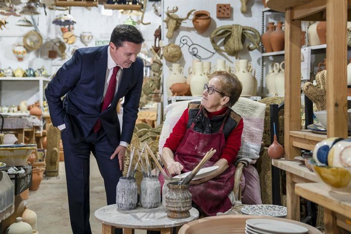 El presidente de la Diputación de Almería, Javier Aureliano García, junto a la alfarera Loli García.